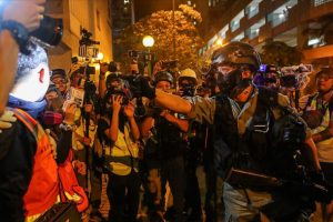Hong Kong'da protestolarda 'uzaktan kumandalı patlayıcı' kullanıldı