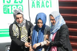 Annesi, babası ve ağabeyini g&ouml;zyaşlarıyla uğurladı