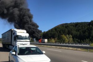 TIR yandı, otoyol ulaşıma kapandı