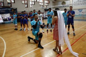 Ma&ccedil;ı izlemeye gelen kız arkadaşına s&uuml;rpriz evlilik teklifi yaptı