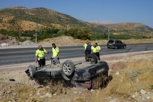 Adıyaman'da otomobil takla attı: 2 yaralı