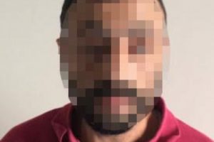Liseli kıza sokak ortasında cinsel organını g&ouml;sterdi