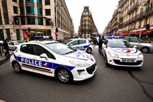 Paris'te alarm! Silahıyla girmeye &ccedil;alıştı