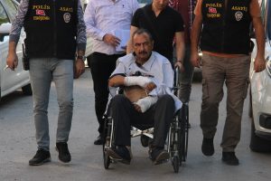 Eski eşini satırla yaralayan ş&uuml;pheli tutuklandı