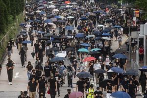 Hong Kong'da hafta sonu d&uuml;zenlenen protestolarda 201 g&ouml;zaltı