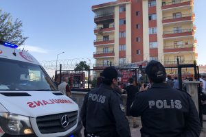 Apartmanda &ccedil;ıkan yangında 7 kişi dumandan etkilendi