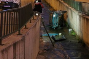 Karab&uuml;k'te otomobil su kanalına d&uuml;şt&uuml;: 1 yaralı