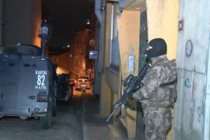 Dev uyuşturucu operasyonu: 31 g&ouml;zaltı
