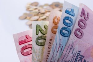 13 bin dolar bulunan paketi 'Sahibi bulunsun' diyerek d&uuml;kkana teslim etti