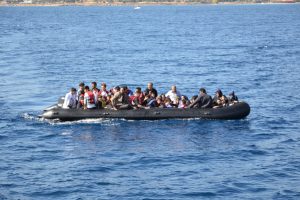 &Ccedil;anakkale'de lastik bot i&ccedil;inde 55 ka&ccedil;ak g&ouml;&ccedil;men yakalandı