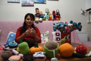 Ayşe hemşire, &ouml;rd&uuml;ğ&uuml; bez bebeklerle &ccedil;ocukları sevindiriyor
