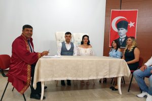 20 yıllık nikah memuru, oğlunun da nikahını kıydı