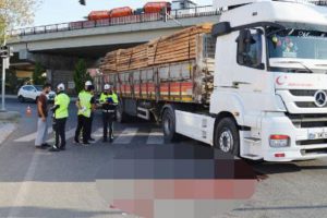 Yaya ge&ccedil;idinde TIR'ın &ccedil;arptığı simit&ccedil;inin bacağı koptu