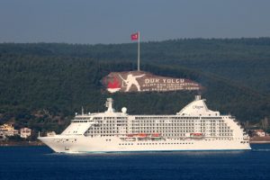 Dev kruvaziyer gemisi, &Ccedil;anakkale Boğazı'ndan ge&ccedil;ti