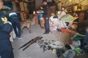 K&ouml;y evinden &ccedil;ok sayıda t&uuml;fek ve kurusıkı tabanca &ccedil;ıktı