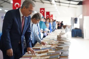 E&Uuml;'de "Ge&ccedil;mişten G&uuml;n&uuml;m&uuml;ze Ege &Uuml;niversitesi Yayınları" sergisi