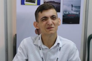Tek parmağıyla 3 kitap yazdı