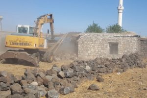 Yangında hasar g&ouml;ren yapılara yıkıldı