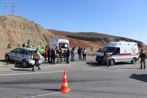 4 kişinin yaralandığı kaza anı g&uuml;venlik kamerasında