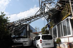 Otob&uuml;s&uuml;n &ccedil;arptığı trafo direği evin &uuml;zerine devrildi