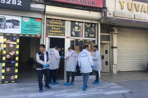 Kuyumcuyu darp edip altınları alarak ka&ccedil;tılar