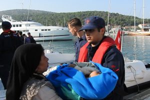 G&ouml;&ccedil;men botu alabora oldu, g&ouml;&ccedil;menler &ouml;l&uuml;mden d&ouml;nd&uuml;