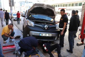 Ara&ccedil; motoruna sıkışan yavru kedi kurtarıldı