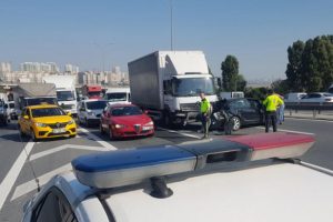 TEM Otoyolu'nda kaza! 3 şerit trafiğe kapandı