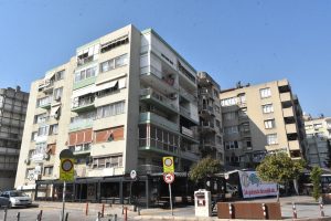 İzmir'de yatık duran binalar i&ccedil;in tahliye tebligatı
