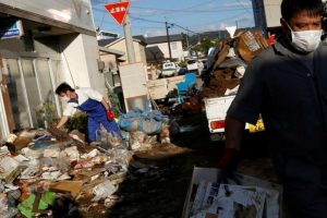 Japonya'da fırtınadan ka&ccedil;an iki evsiz barınağa alınmadı