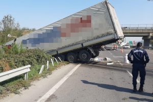 S&uuml;r&uuml;c&uuml; direksiyon hakimiyetini kaybetti tır yoldan &ccedil;ıktı