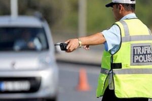 Alkoll&uuml; ara&ccedil; kullanan 15 s&uuml;r&uuml;c&uuml;n&uuml;n ehliyetine el konuldu