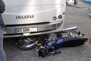 Minib&uuml;s&uuml;n &ccedil;arptığı motosikletin s&uuml;r&uuml;c&uuml;s&uuml; yaralandı