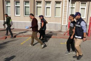 M&uuml;lteci ka&ccedil;aklığına organizat&ouml;rl&uuml;k yaptıkları iddia edilen 2 kişi adliyeye sevk edildi
