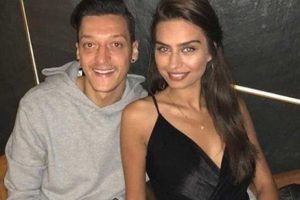 Amine G&uuml;lşe'den romantik mesaj