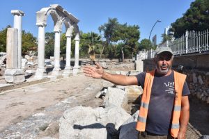 Thyateira'da Roma Caddesi s&uuml;tunları ayağa kaldırılıyor