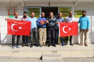 Vatandaşlara T&uuml;rk bayrağı dağıtıldı