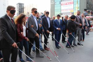 Farkındalık i&ccedil;in g&ouml;zleri kapalı y&uuml;r&uuml;d&uuml;ler