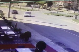 Kazadan son anda kurtulan yaya, g&uuml;venlik kamerasında