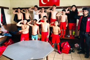Bel&ccedil;ika'da asker selamı veren T&uuml;rk kul&uuml;b&uuml;ne soruşturma
