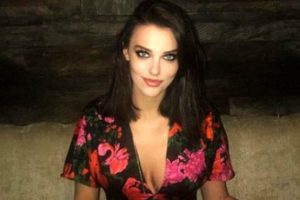 Tuvana T&uuml;rkay'dan cesur poz