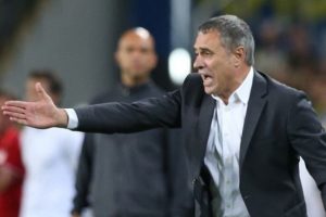 Ersun Yanal'ın y&uuml;z&uuml; g&uuml;l&uuml;yor