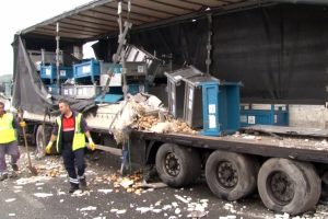 Kuzey Marmara otoyolunda yanan TIR k&uuml;le d&ouml;nd&uuml;