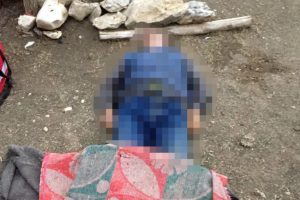 Evinin &ouml;n&uuml;nde d&uuml;şerek &ouml;ld&uuml;