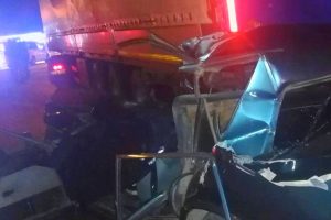 TIR'a arkadan &ccedil;arpan otomobilin s&uuml;r&uuml;c&uuml;s&uuml; &ouml;ld&uuml;
