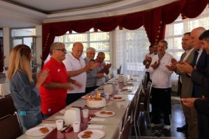 Huzurevi'nde s&uuml;rpriz doğum g&uuml;n&uuml; kutlaması