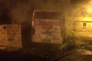 Park halindeki otob&uuml;s alev aldı