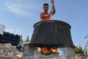 Kazanlar pestil ve pekmez i&ccedil;in kaynıyor