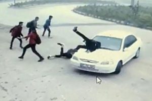 Kontrolden &ccedil;ıkan otomobil &ouml;ğrencilerin arasına daldı