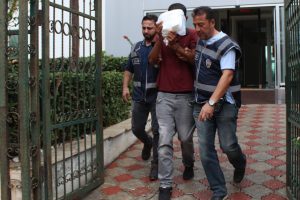 Otob&uuml;s bekleyen kişinin cebinden parasını &ccedil;alan hırsız yakalandı
